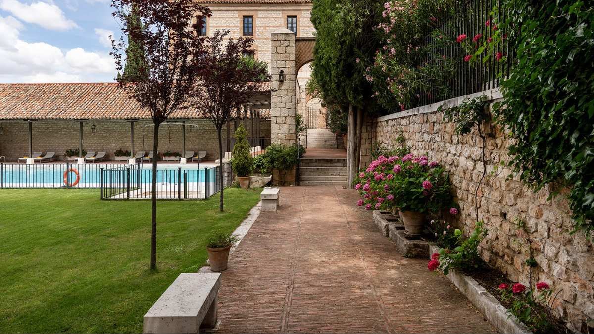 El Parador poco conocido, muy cerca de Madrid, para hacer una escapada este verano a una villa medieval