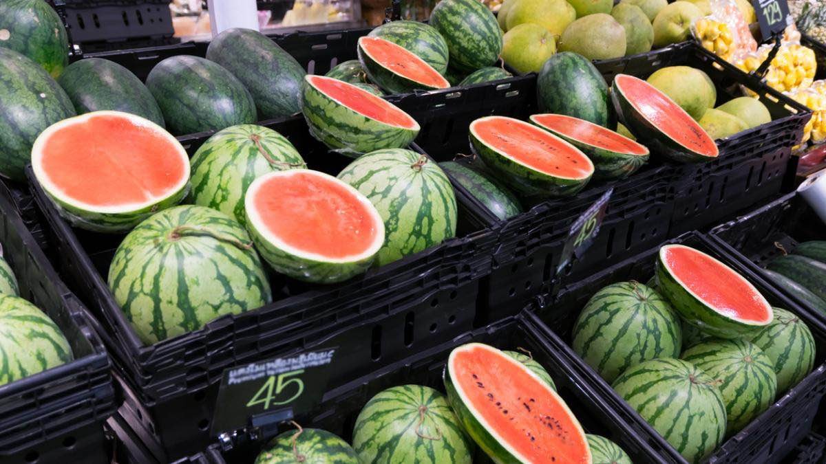 La OCU alerta sobre el riesgo de comprar sandía por mitades: tu salud puede estar en juego