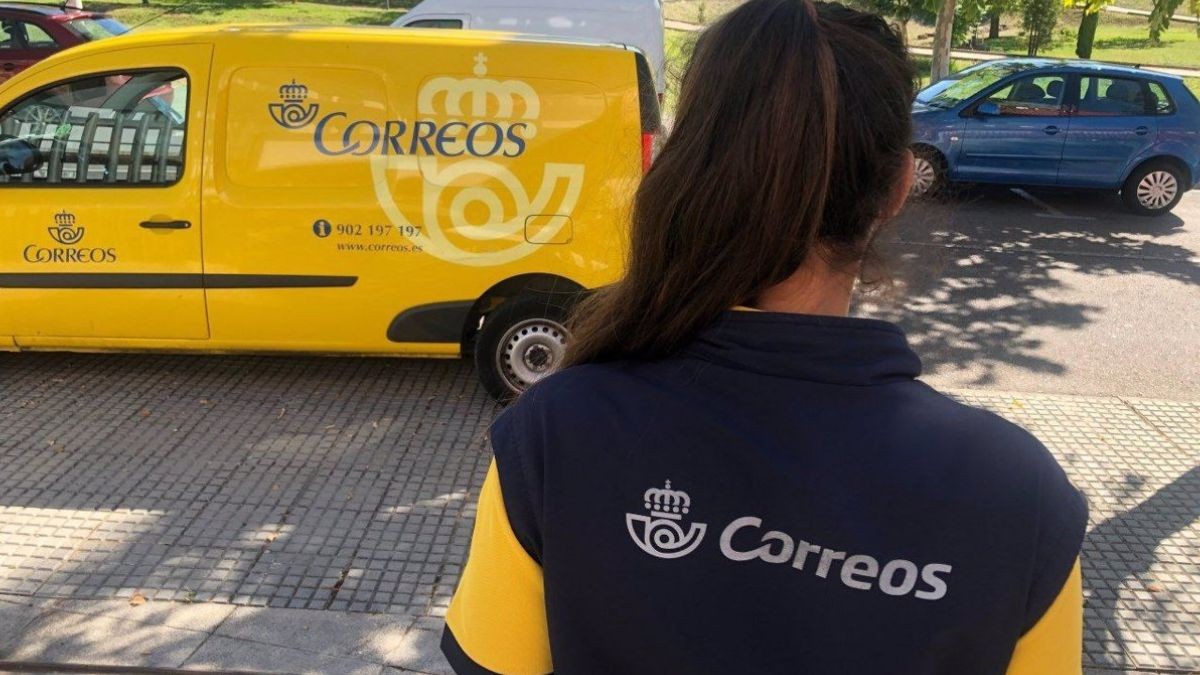 Trabaja en Correos sin aprobar la oposición: así son las becas 'Jóvenes talentos' para estudiantes