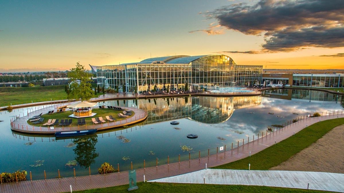 El balneario más grande de Europa por 9 euros: 8 piscinas de aguas termales y jardines exóticos