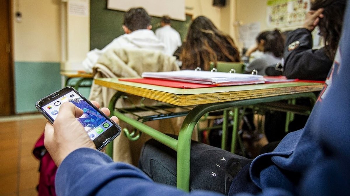 Los estudiantes no podrán llevar 'Crocs', sudaderas con capucha o móviles al colegio