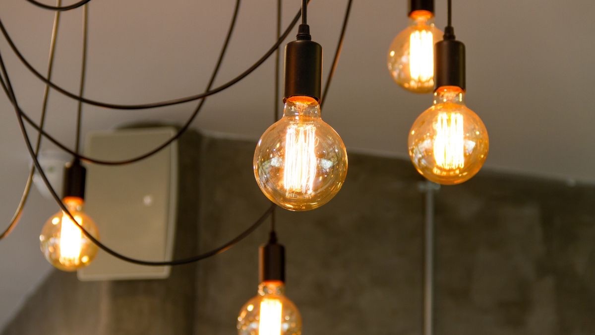 Precio de la luz por horas del domingo, 8 de septiembre: cuándo es más barata y más cara en el día