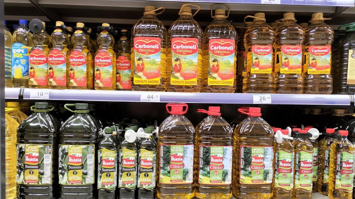 Alcampo baja el precio del aceite de oliva de varias marcas conocidas y ofrece 25 euros de descuento