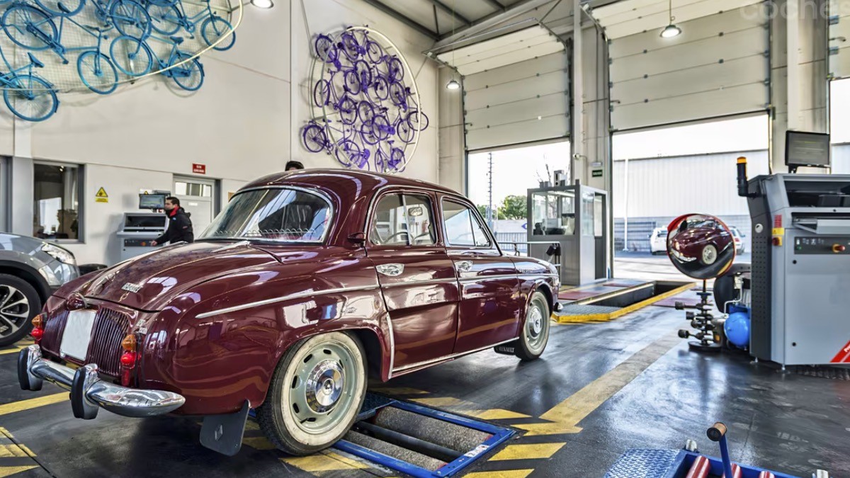 La DGT permitirá no llevar la pegatina obligatoria de la ITV: solo para estos coches