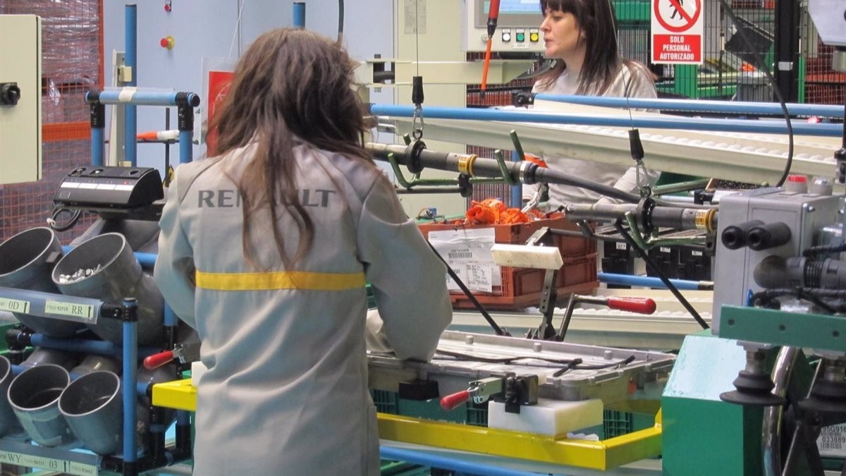 Renault necesita contratar a 500 trabajadores para su fábrica: jornada de lunes a viernes y sueldo de hasta 24.000€