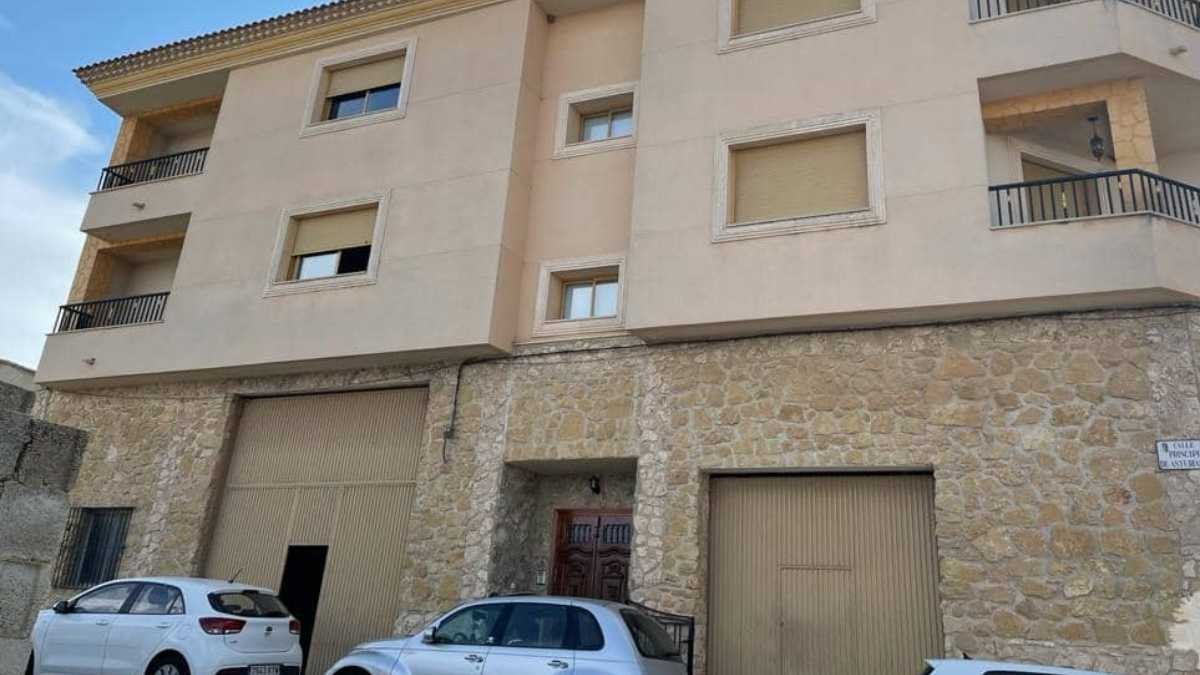 CaixaBank rebaja este piso de 4 habitaciones con terraza y en muy buen estado: lo vende por 41.600 euros