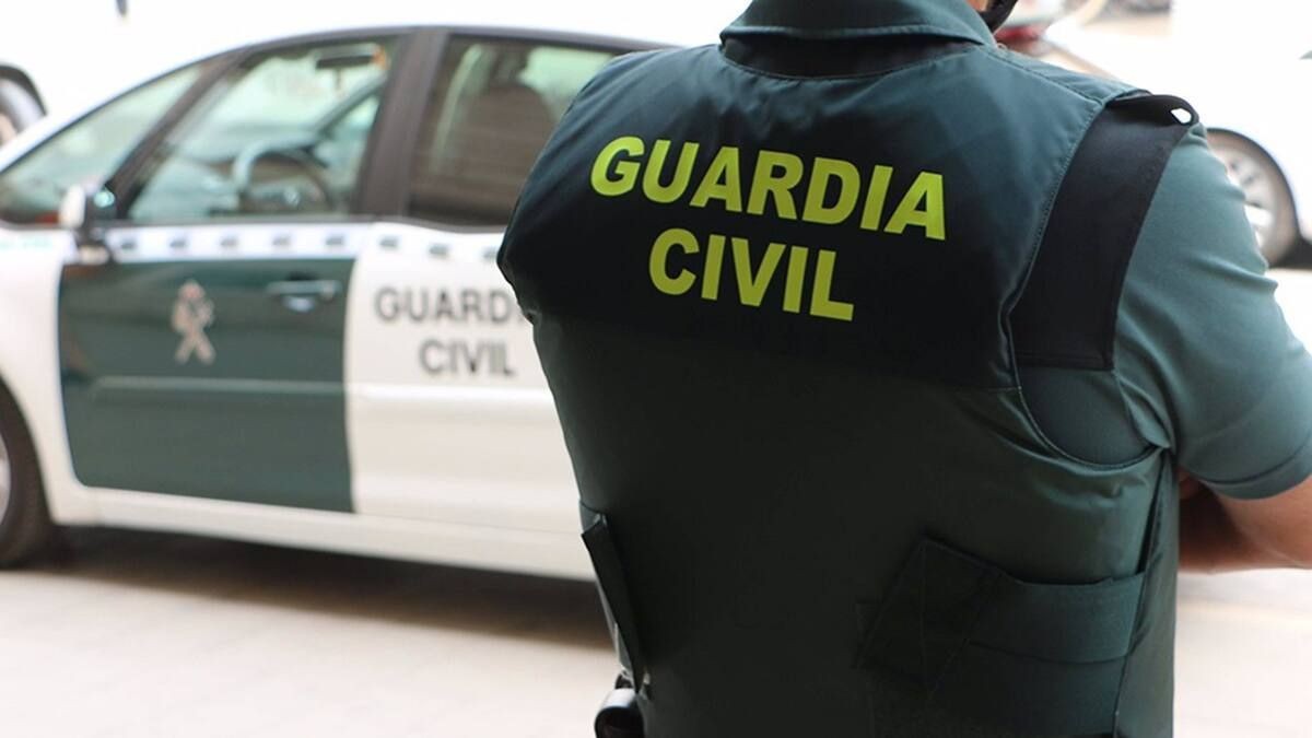 Aviso de la Guardia Civil: jamás dejes esto en la guantera del coche