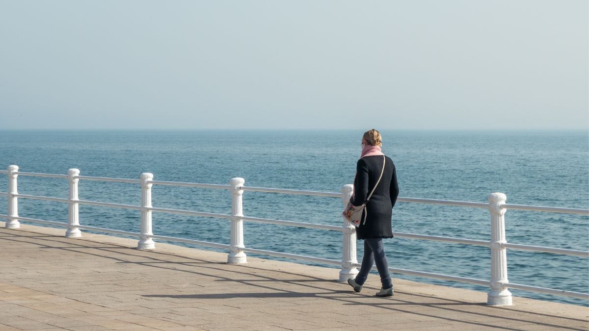 ¿Puedes pasear estando de baja laboral? Esto dice la ley