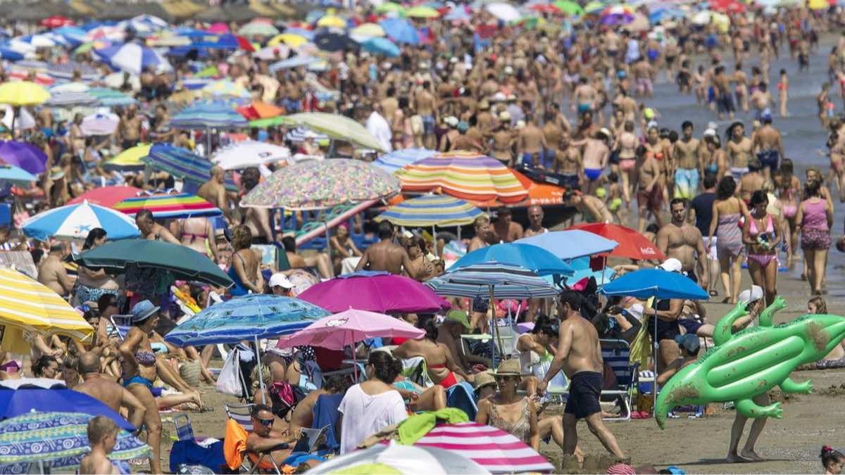 España rompe su récord de turistas en julio: 10,85 millones de visitantes