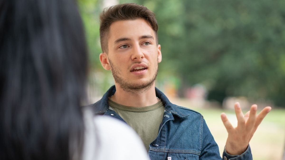 Las 5 palabras que más utilizan las personas menos inteligentes, según la inteligencia artificial