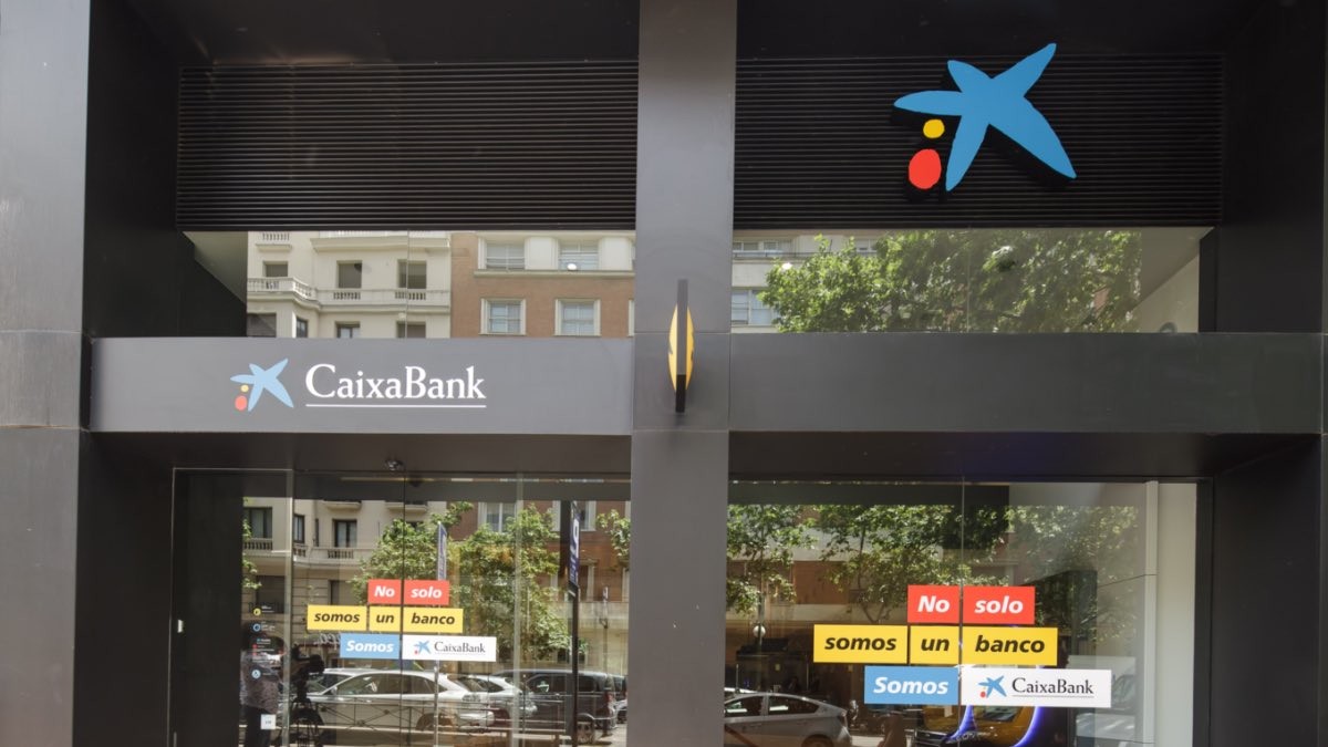 CaixaBank eleva sus previsiones económicas para España en 2024 por el aumento en el consumo de los hogares