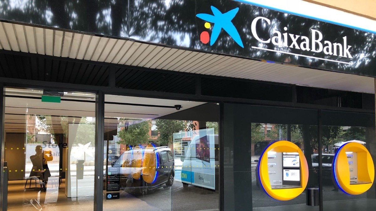Despido disciplinario para una trabajadora de CaixaBank que firmaba planes de pensiones sin autorización