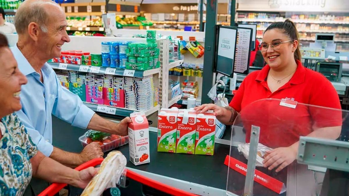 Sueldo de 1.550 euros: supermercados DIA necesita personal y no sólo cajeros o reponedores