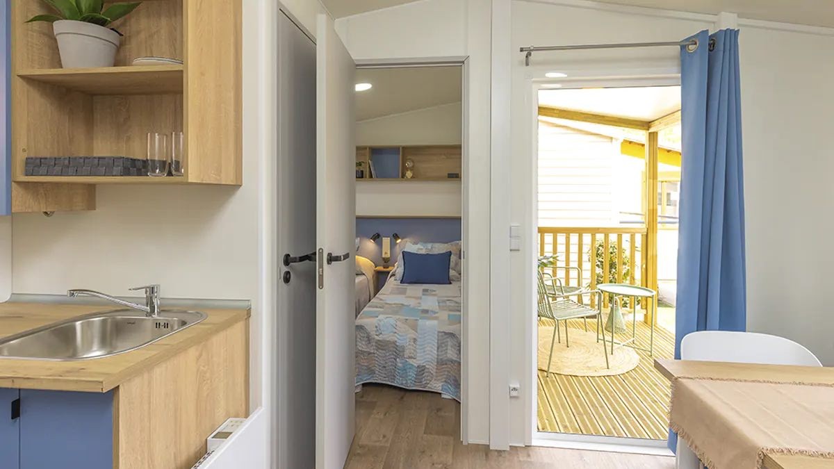 Bonita, barata y amueblada: así es esta casa prefabricada con porche incluido por menos de 28.000 euros