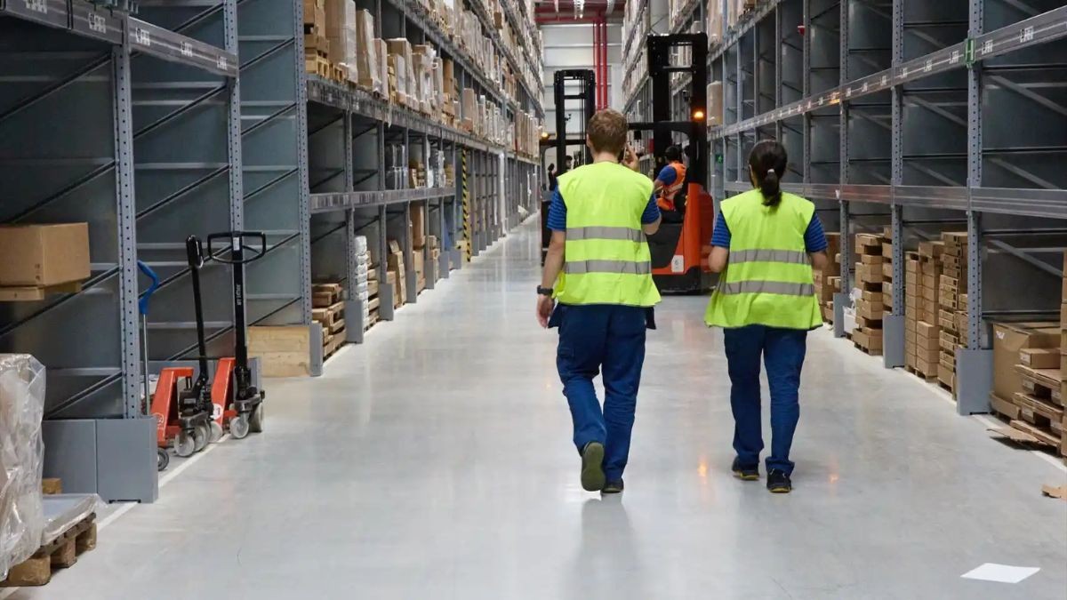 Sueldo de 1.500 euros y opción de contrato fijo: urgen 1.700 mozos de almacén para trabajar en Madrid