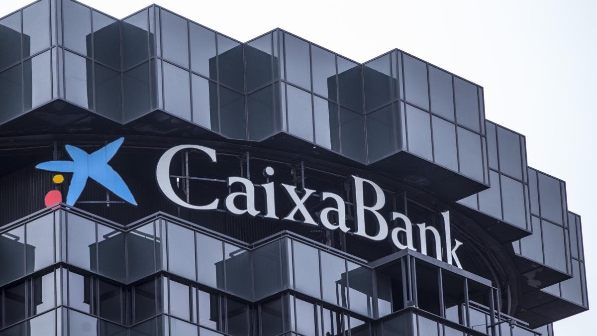 CaixaBank lanza los avales ICO para autónomos y empresas: plazos y requisitos