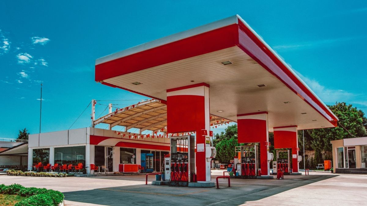 Un hombre entra a una gasolinera y tras un error inesperado, su vida cambia para siempre