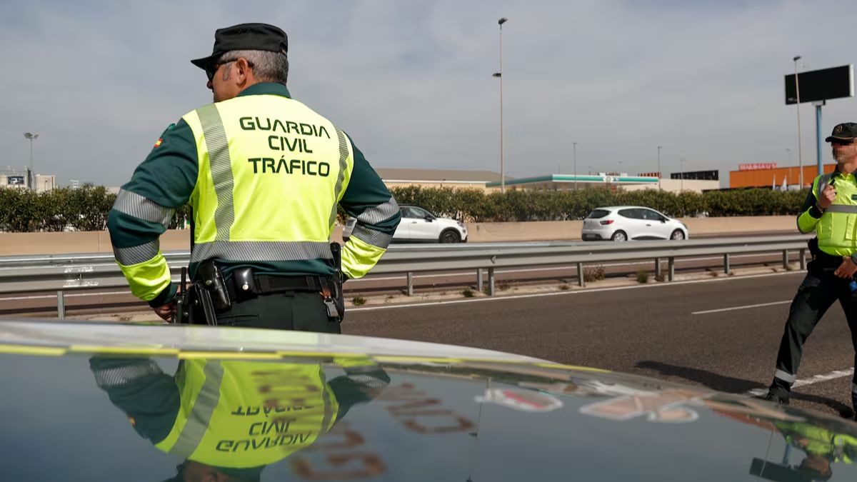 La DGT multará con hasta 200 euros por conducir con el abrigo puesto: cómo evitarlo