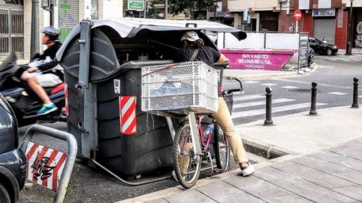 Un hombre encuentra oro y 29.000 euros en la basura y elige devolverlo: "mis padres me enseñaron"