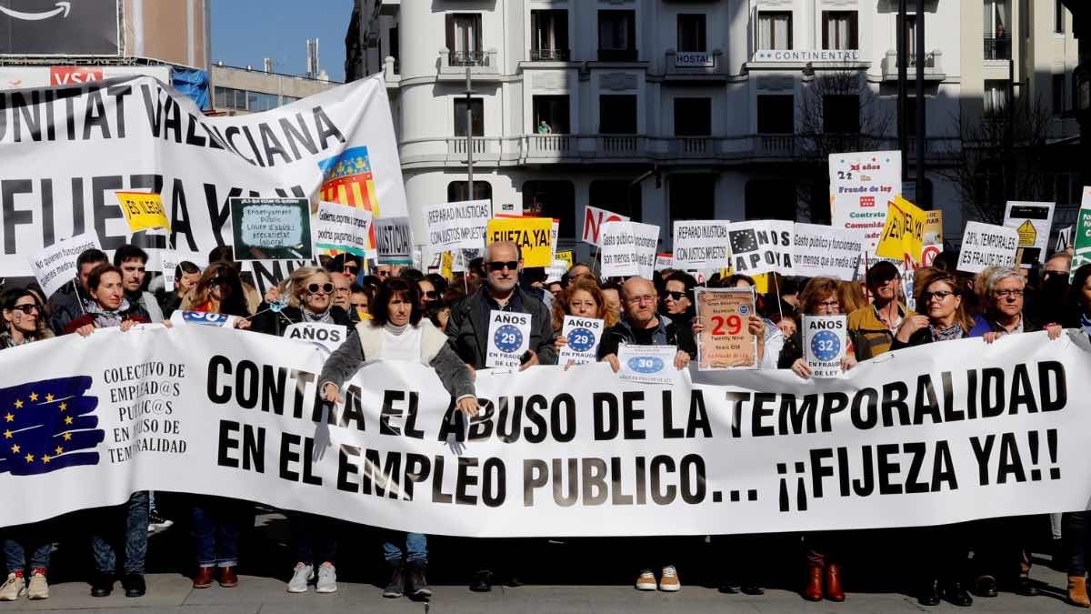 Bruselas abre otro expediente a España por el abuso de los interinos: qué pasará ahora