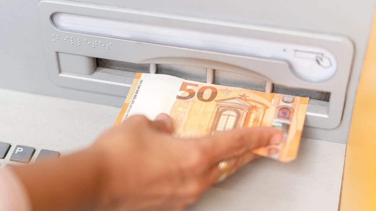 Cuándo se cobran las pensiones en octubre de 2024: fecha en Caixabank, Santander, BBVA y ING