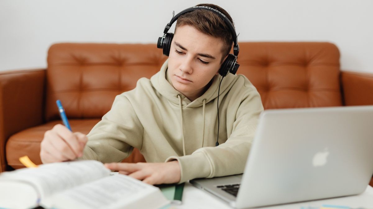 La Inteligencia Artificial revela el tipo de música que escuchan los ‘menos inteligentes’