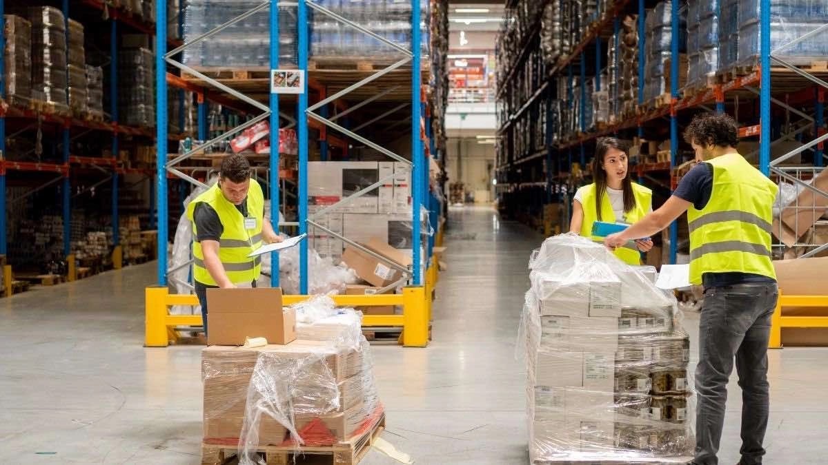Se necesita contratar 7.000 trabajadores para Black Friday y Cyber Monday: sueldo medio de  1.850 euros