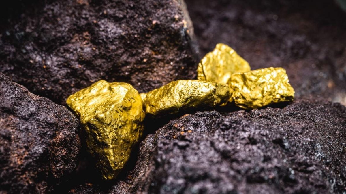 Sube el precio del oro y Francia se enriquece gracias a sus ex colonias: tiene la 4º reserva mundial