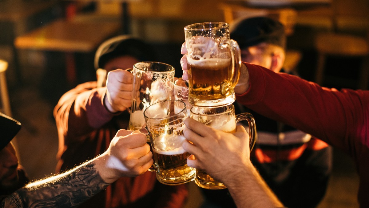 A qué edad debes dejar de beber cerveza, según un neurólogo
