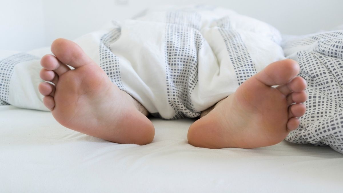 Esto significa dormir con los pies fuera de la cama, según la psicología