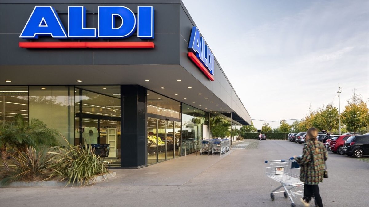 Adiós a la ropa arrugada: Aldi lanza una plancha a vapor vertical por 19,99 euros