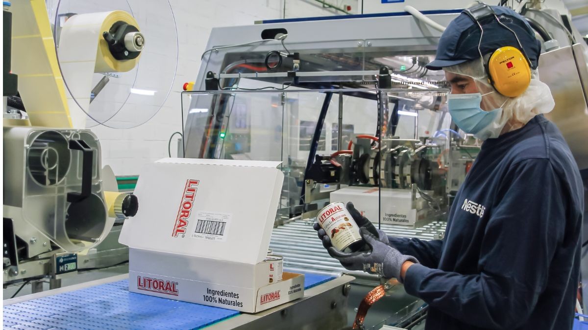 Nestlé busca personal con contrato fijo, teletrabajo y sueldo de 2.400 euros 