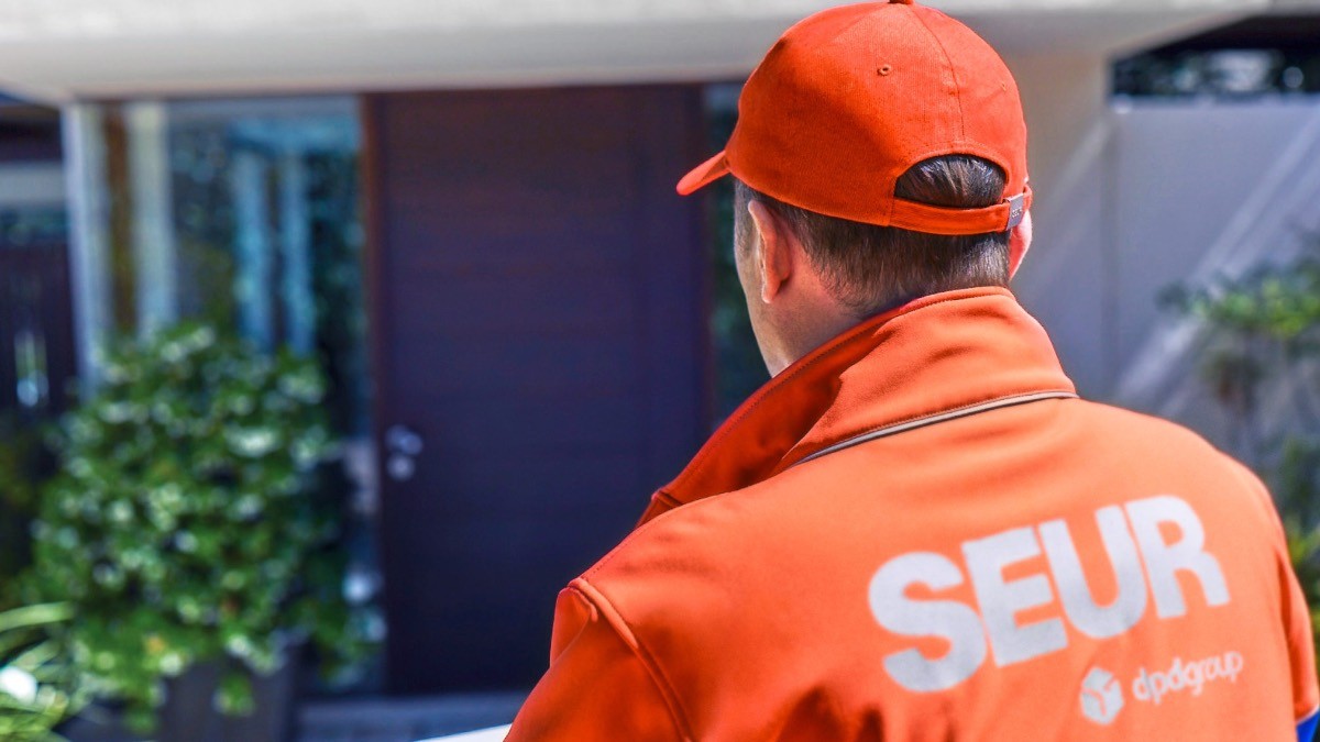 SEUR lanza 2.500 ofertas de empleo: le urge contratar mozos de almacén y carretilleros en toda España