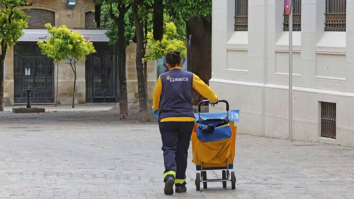 Una trabajadora de Correos con fibromialgia y fatiga crónica consigue la incapacidad permanente pese a la negativa de la Seguridad Social