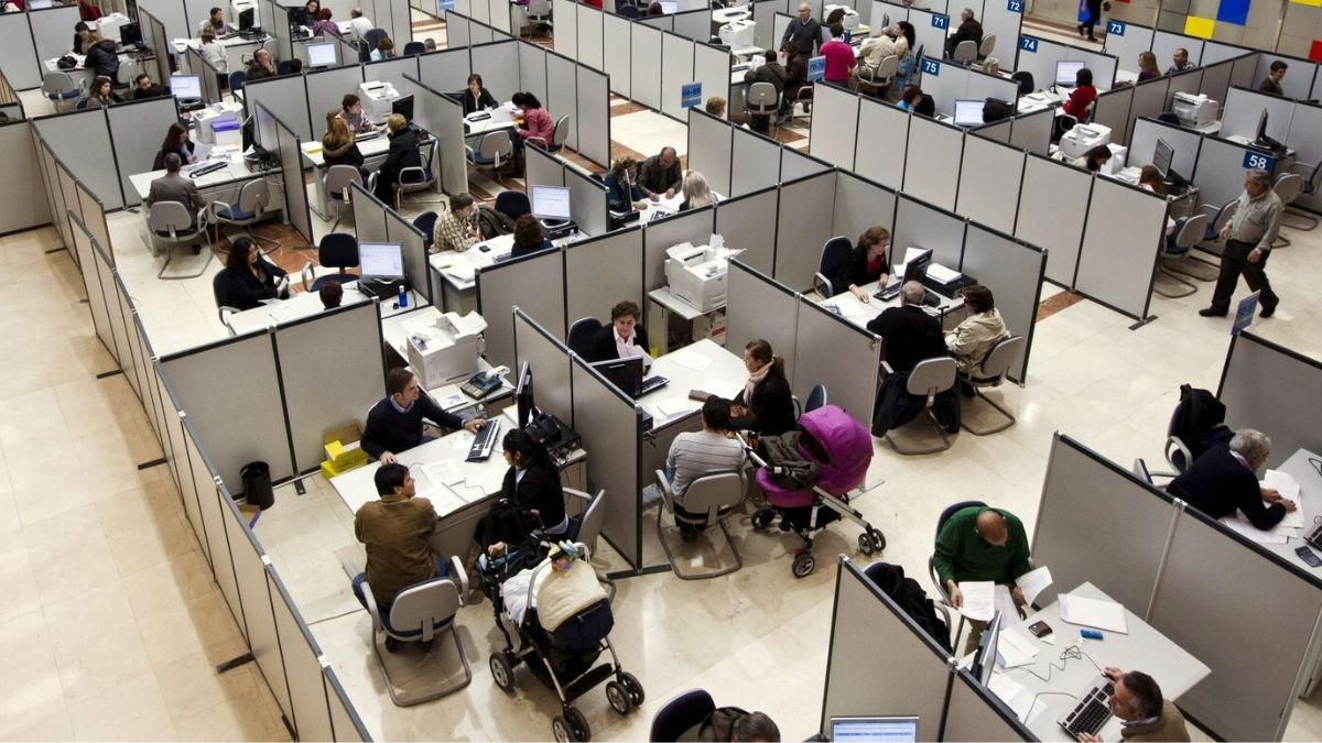 Los funcionarios de la Comunidad de Madrid se ven obligados a comprar el material de oficina con su sueldo