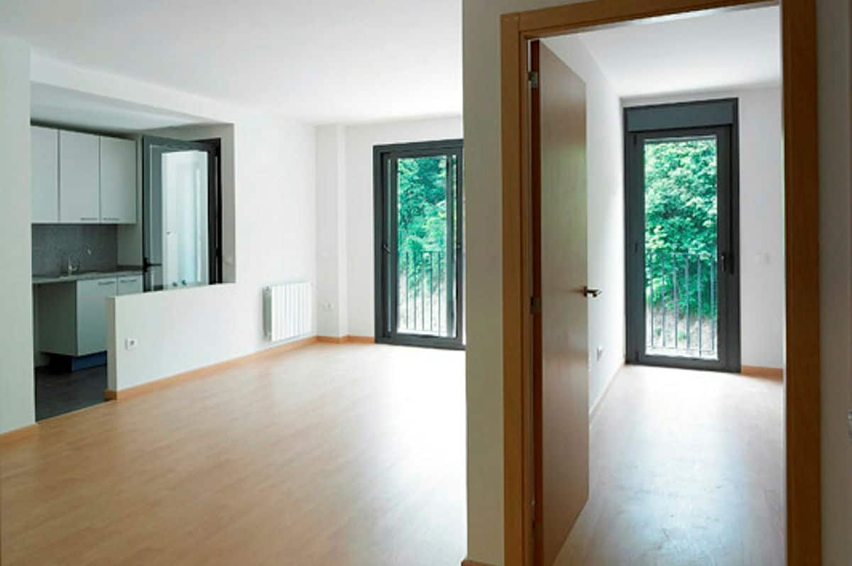 Vista de salón y cuarto de la promoción de Viviendas de CaixaBank
