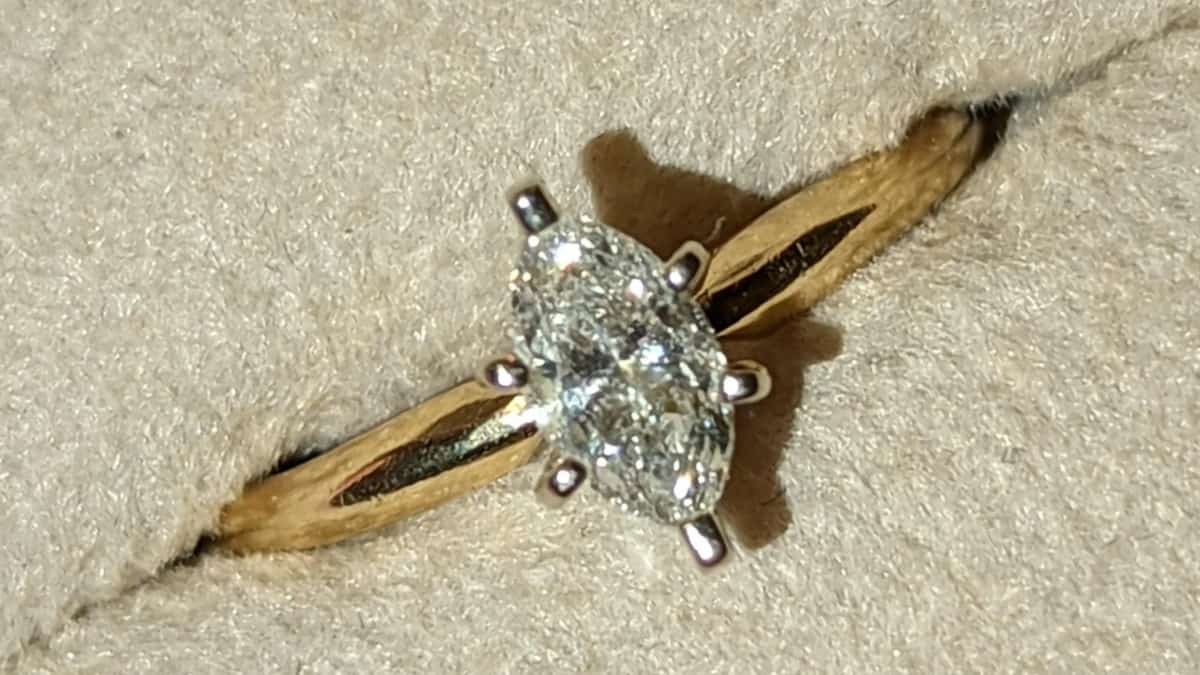 Una mujer encuentra un anillo de oro de 14 quilates valorado en 1 millón de euros mientras limpiaba el baño de su casa