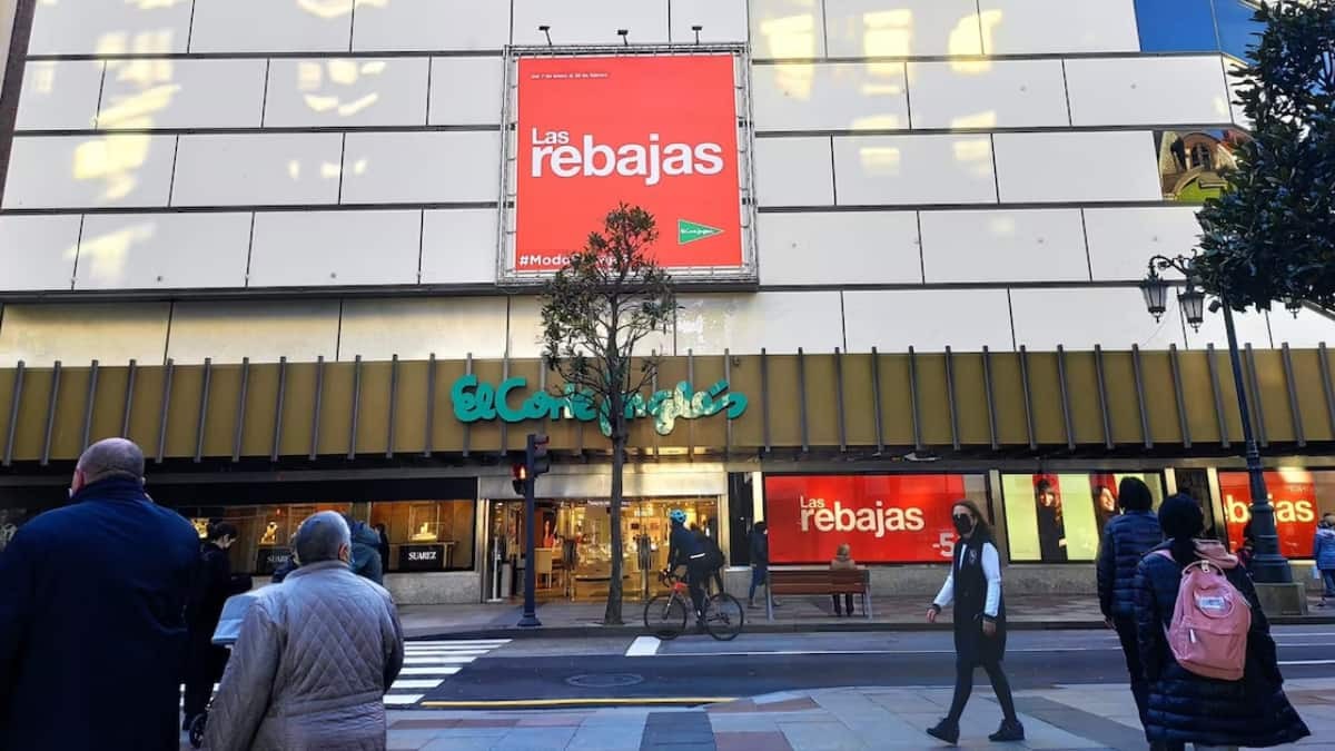 Una empleada que llevaba 25 años en El Corte Inglés es despedida por llevarse 8,72€ en artículos sin pagar y la justicia lo declara nulo