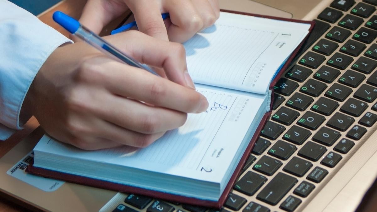 Así escribe la L una persona mentirosa, según la grafología