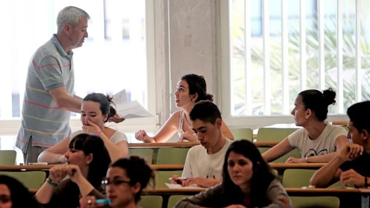 Cuánto cobra un profesor de Secundaria en Galicia: sueldo total al mes