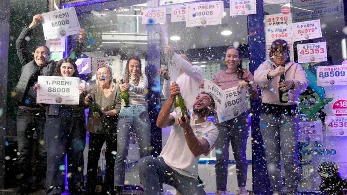 Cómo se cobran los premios compartidos de la Lotería de Navidad y quién paga impuestos a Hacienda