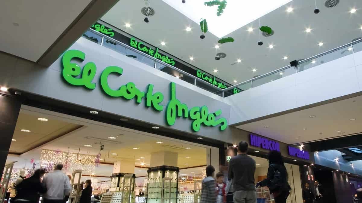 Una trabajadora de El Corte Inglés es despedida por ocultar información tras grabar las cámaras a su pareja llevándose 400 dólares