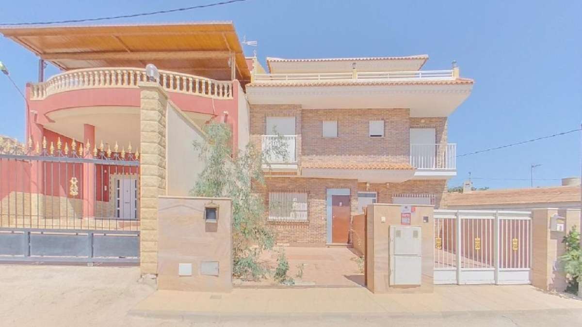 Ni CaixaBank ni BBVA: este banco vende dúplex, pisos y chalets por menos de 51.000 euros algunos a estrenar y con notaria gratis