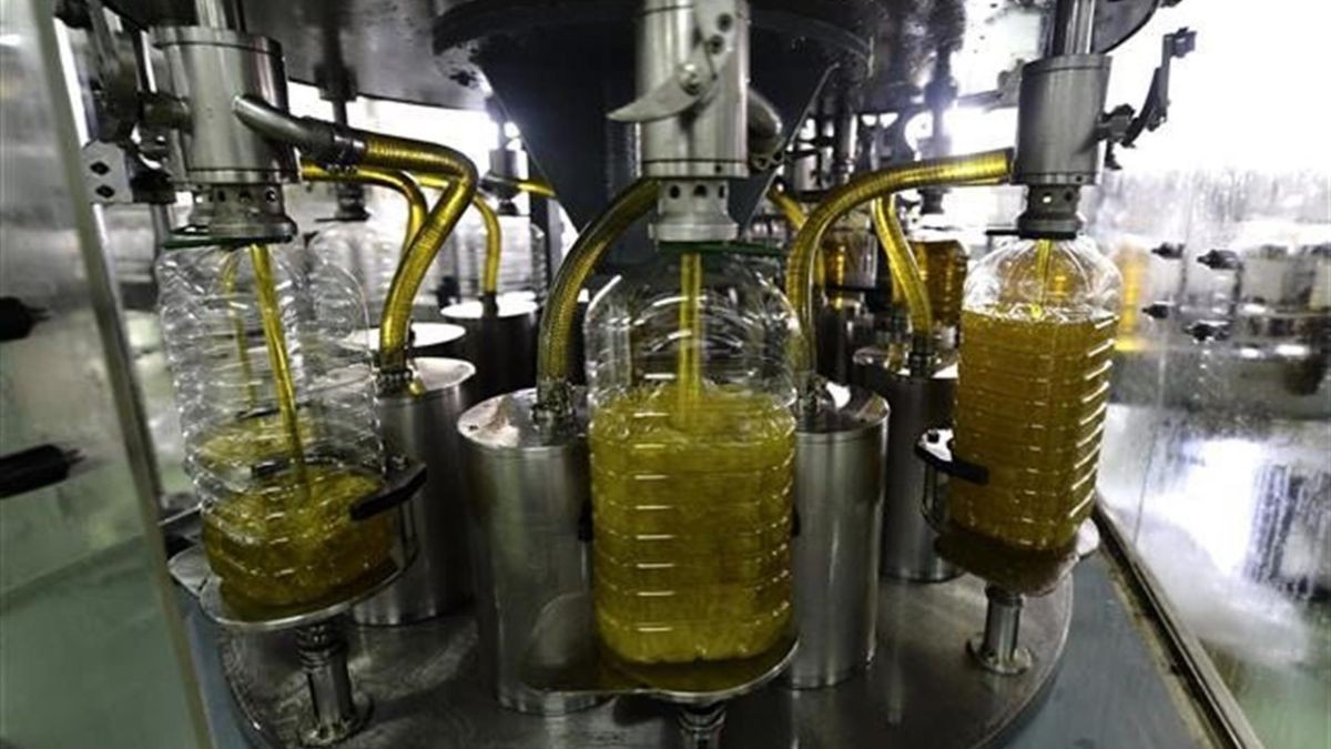 El precio del aceite de oliva baja un 13% en origen pero en supermercados sólo cae un 2,5%