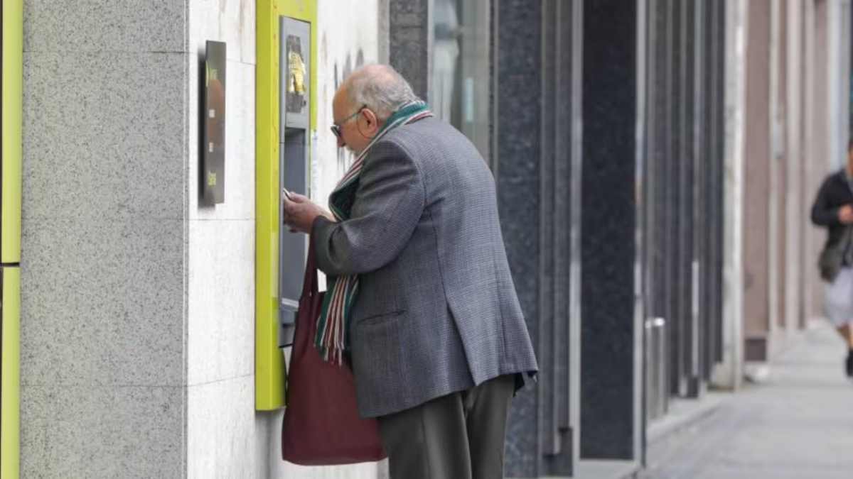 Una trabajadora de un banco estafa 534.000 euros a 16 jubilados para comprarse ropa cara: “podría haberles hecho firmar cualquier cosa”