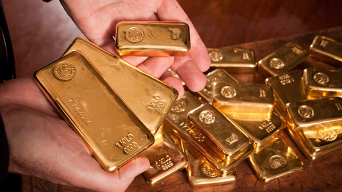 Encuentra 3 millones de euros y varios lingotes de oro escondidos en las paredes de su casa
