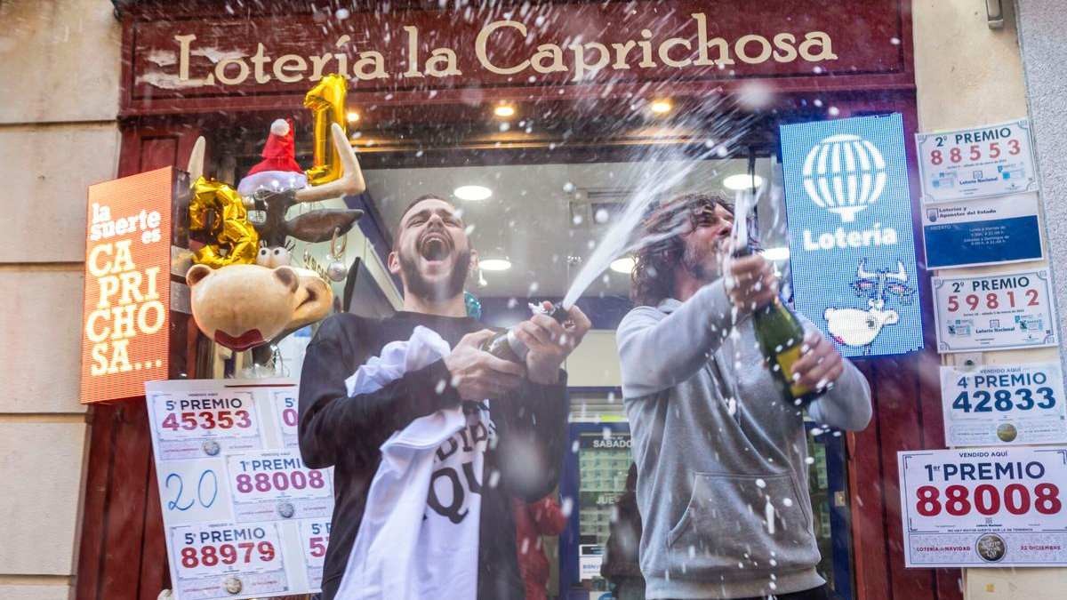 Dos amigos ganan el Gordo de la Lotería de Navidad y terminan peleándose por el premio en un programa de televisión