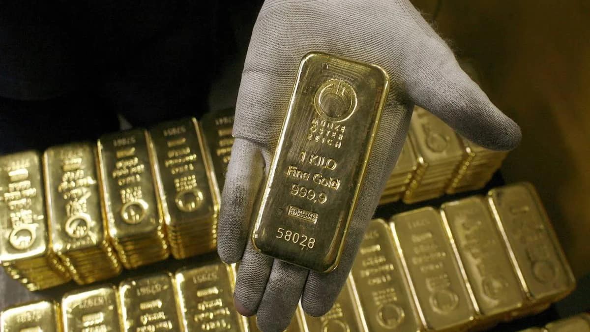 Un hombre encuentra 147.000 euros en lingotes y monedas de oro escondidos mientras limpiaba su casa