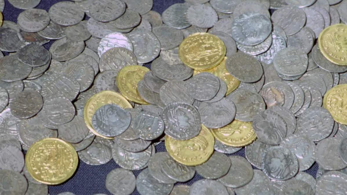 Un hombre encuentra 2,1 millones de euros en monedas de oro mientras buscaba un martillo en su campo