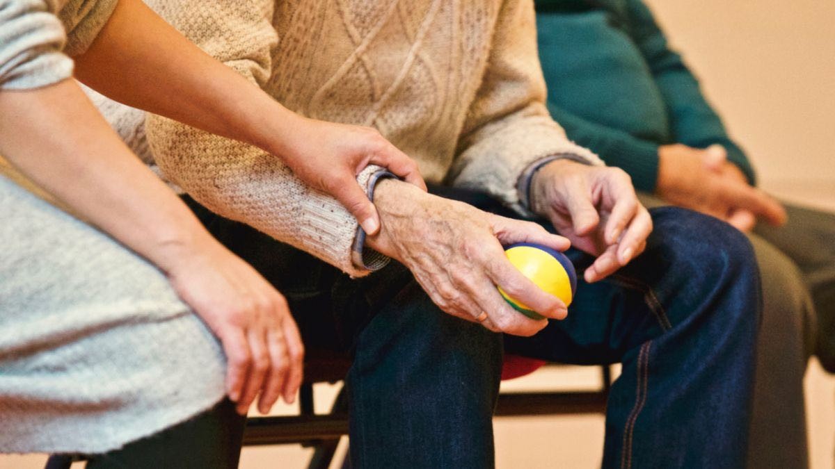 Soy empleada del hogar y la persona que cuido fallece: ¿tengo derecho a paro o indemnización?